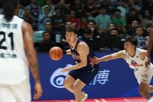 昨晚比赛中董健命中3记三分！进球时现场观众爆发出热烈欢呼！